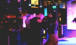 酒吧奇遇爆料视频大全,揭秘热门爆料视频背后的精彩瞬间